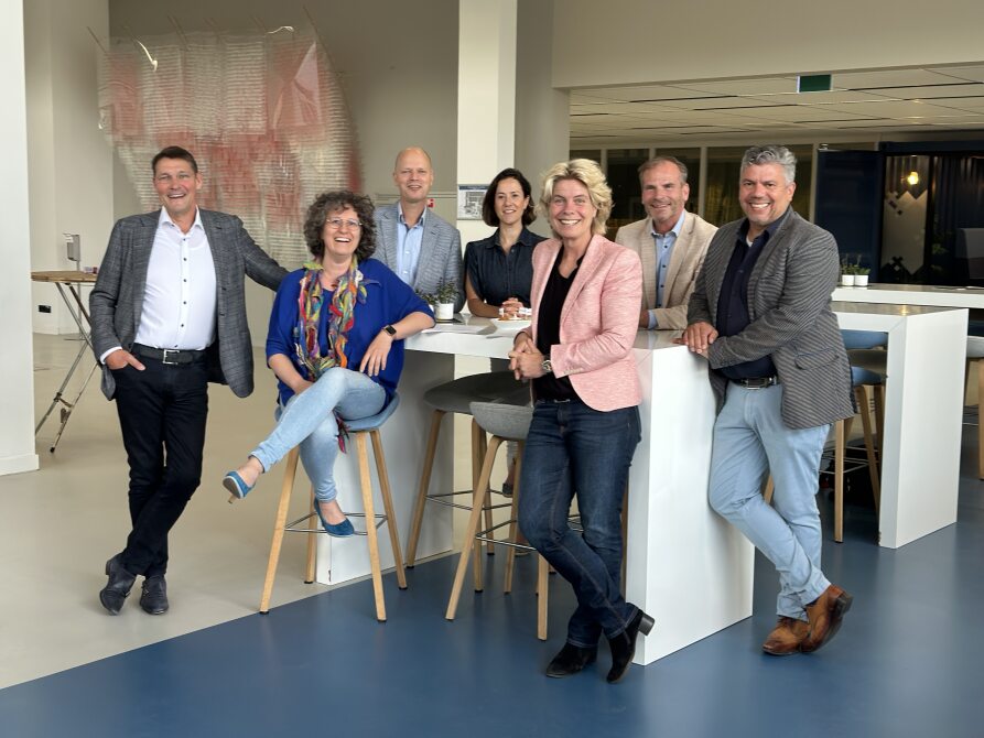 Stuurgrope samenwerking (van links naar rechts:) Lambèr Hendriks, founder Dome-X  -  Aukje Kuijpers, bestuurder SPARK Campus  -  Johan Treur, programmanager SPARK  -  Renske van Grinsven, adviseur stuurgroep  -  Cassandra Vugts, directeur samenwerking  -  Pieter Schendstok, bestuurd SPARK Campus  -  Peter Linders, programmamanager Dome-X 