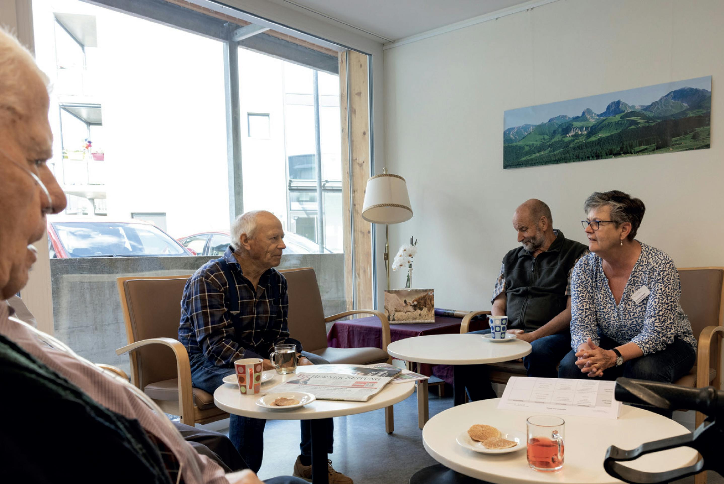 Ankommen bei Tee und Kaffee: Annemarie Huber, Leiterin der Tagesstätte im Gespräch mit eintreffenden Gästen.