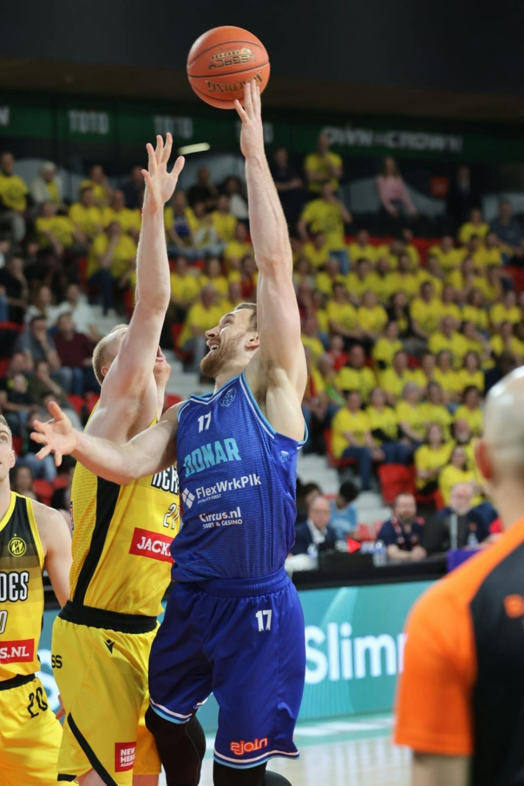 James Karnik sprint met de tegenstander naar de bal