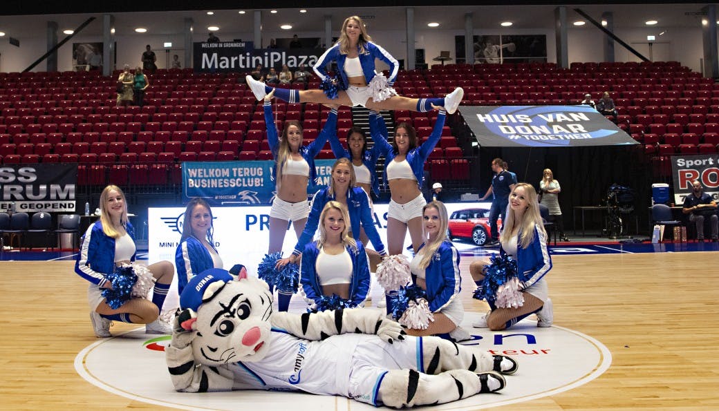 De danser van het Legacy Dance Team en de mascotte Thunder