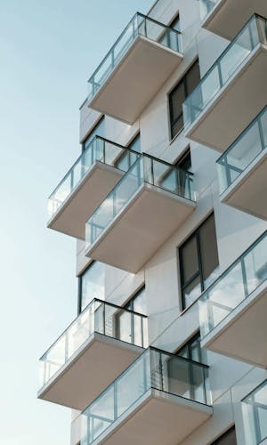 Außenansicht eines Mehrfamilienhauses mit Balkon