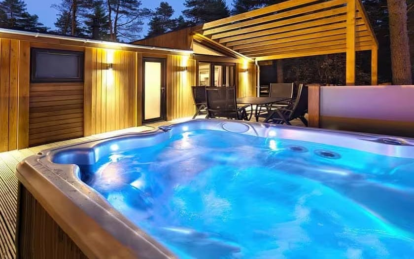 Hoseasons location with hottub