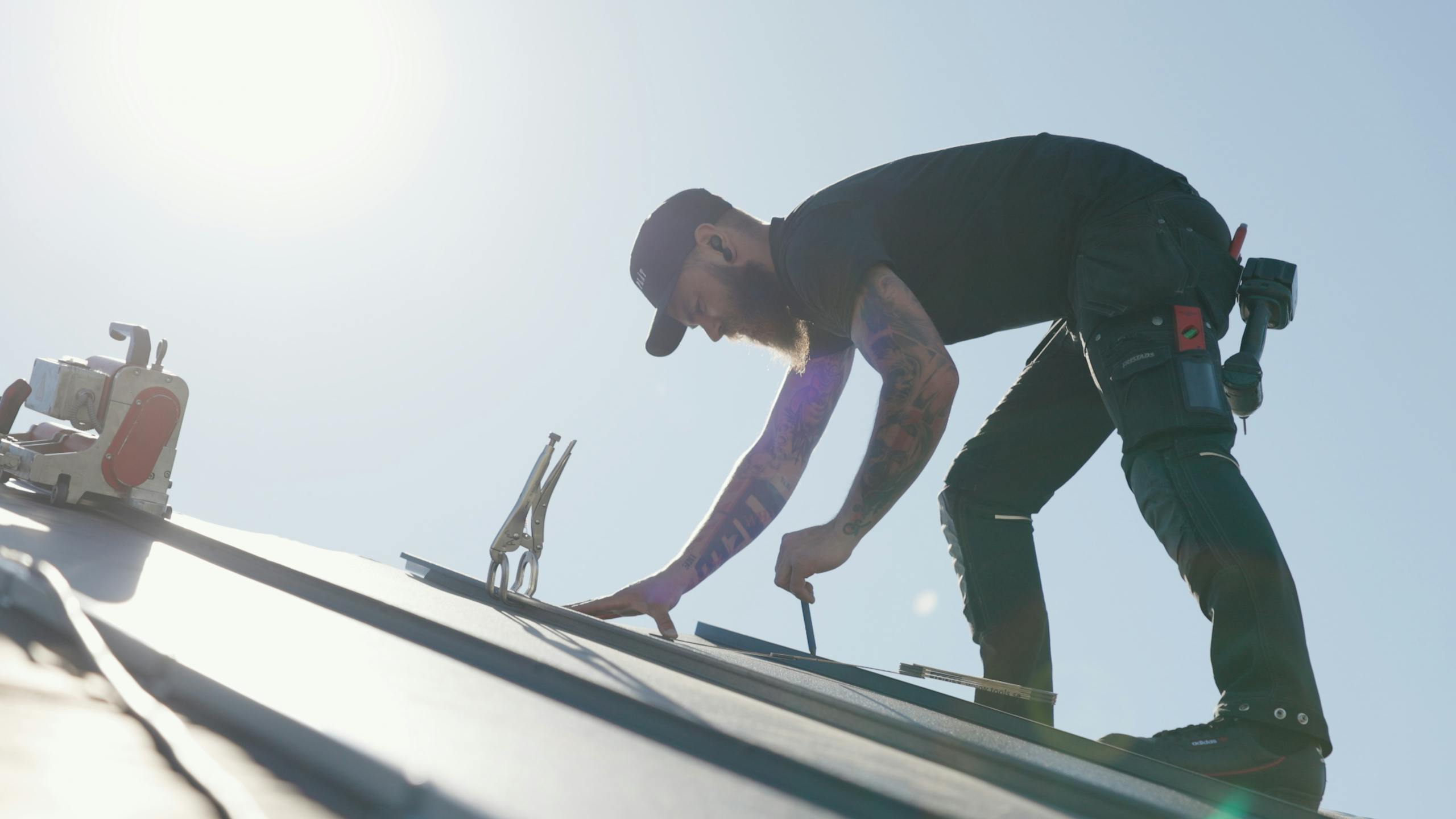 Plåtslagare på tak