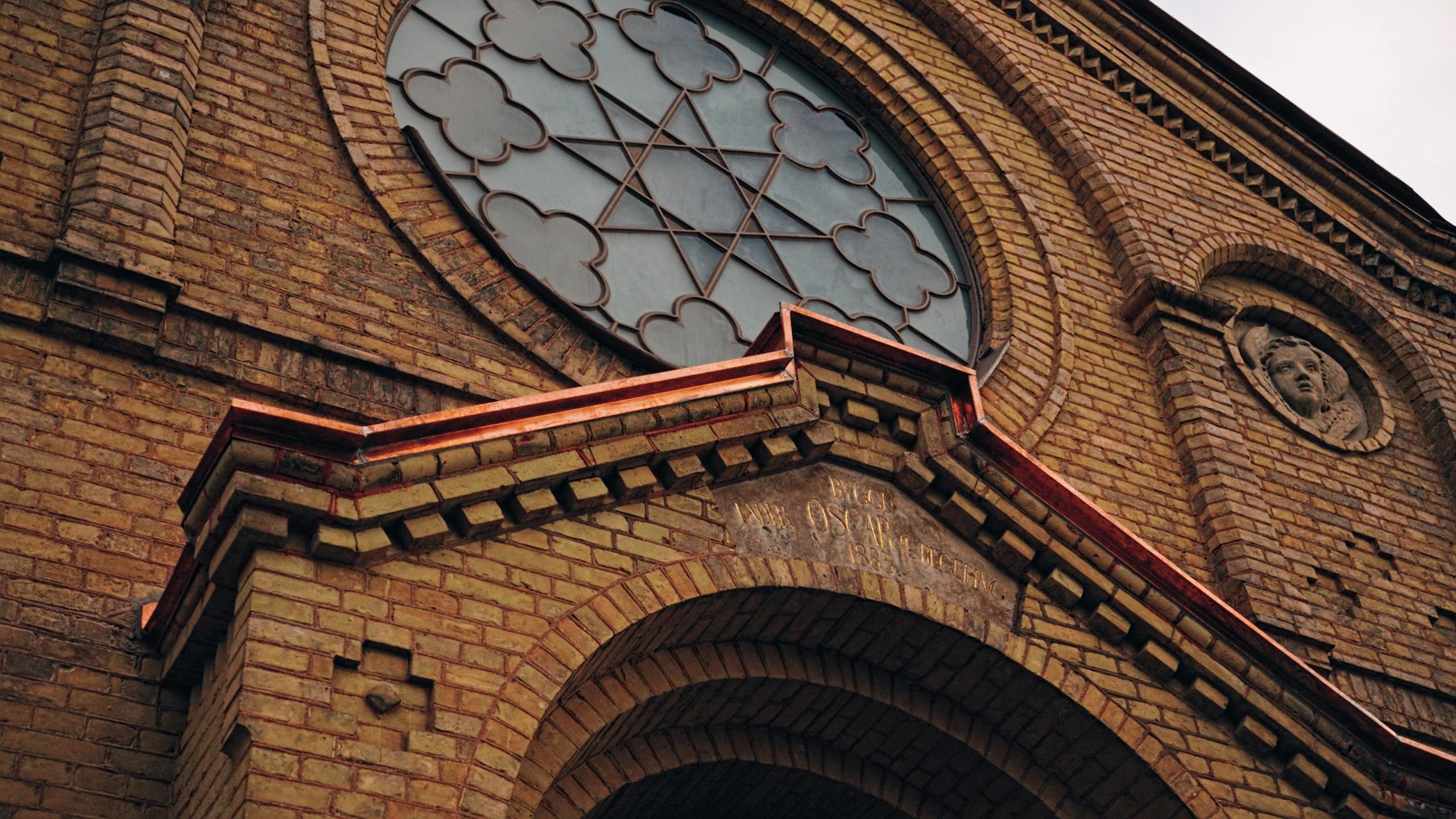 Garnering och plåtdetaljer på kyrka