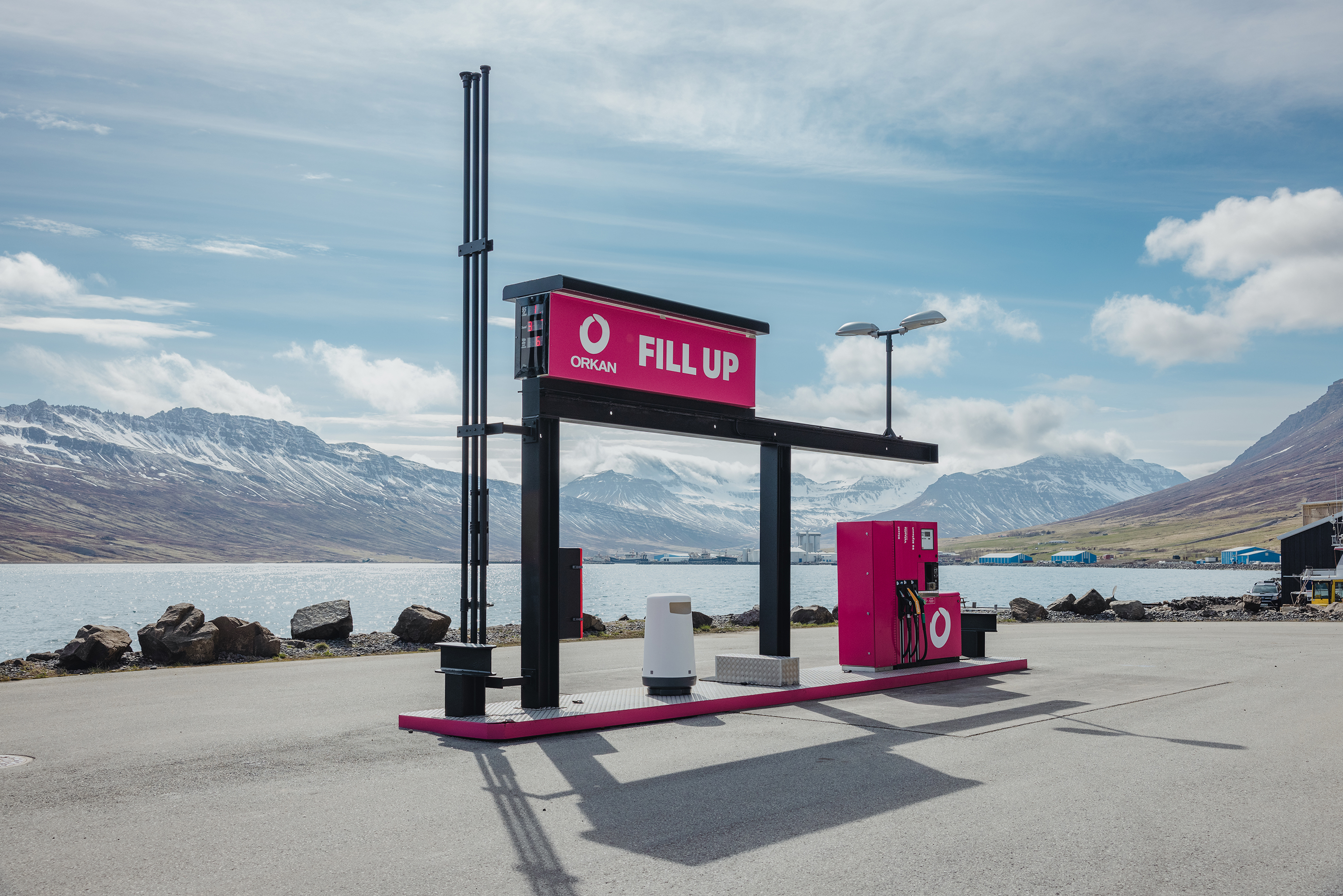 Ljósmynd af Orku bensínstöð á Íslandi.