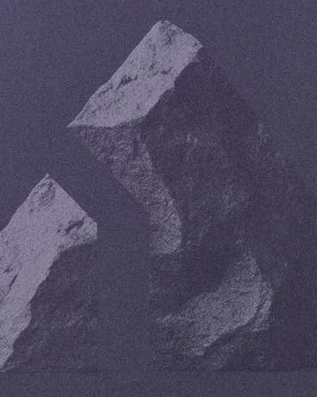 Mynd af kletti á fjólubláum bakgrunni.