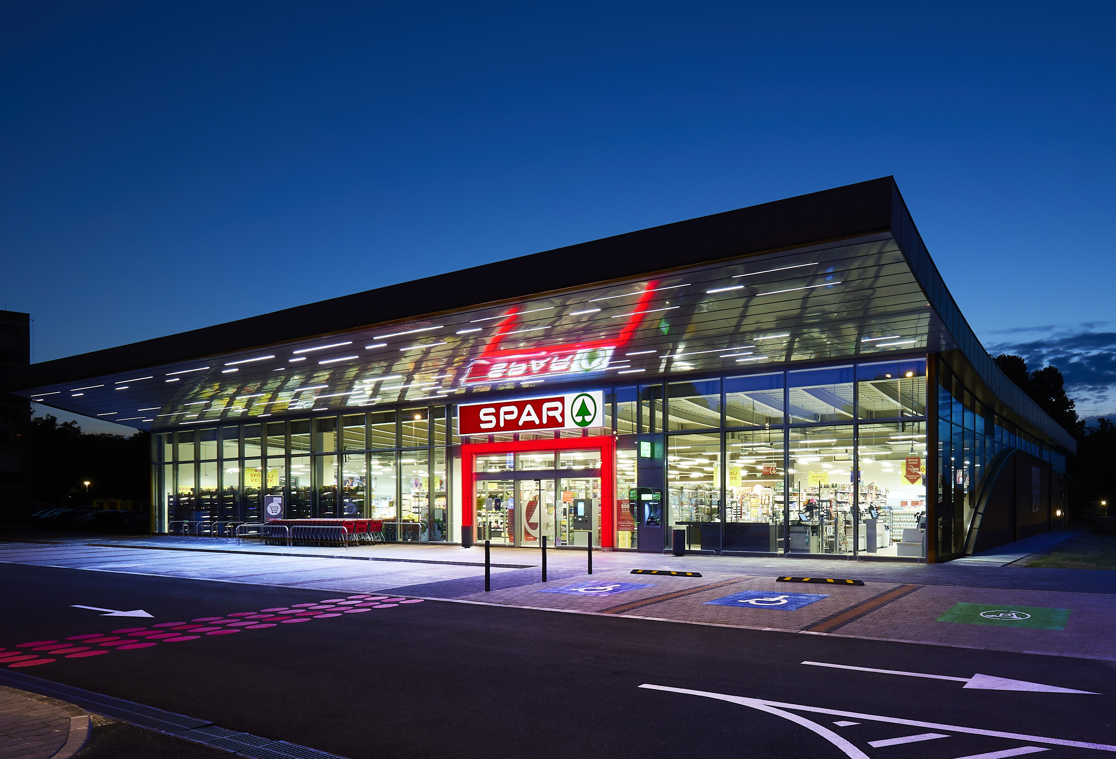 Verslun spar að næturlagi.