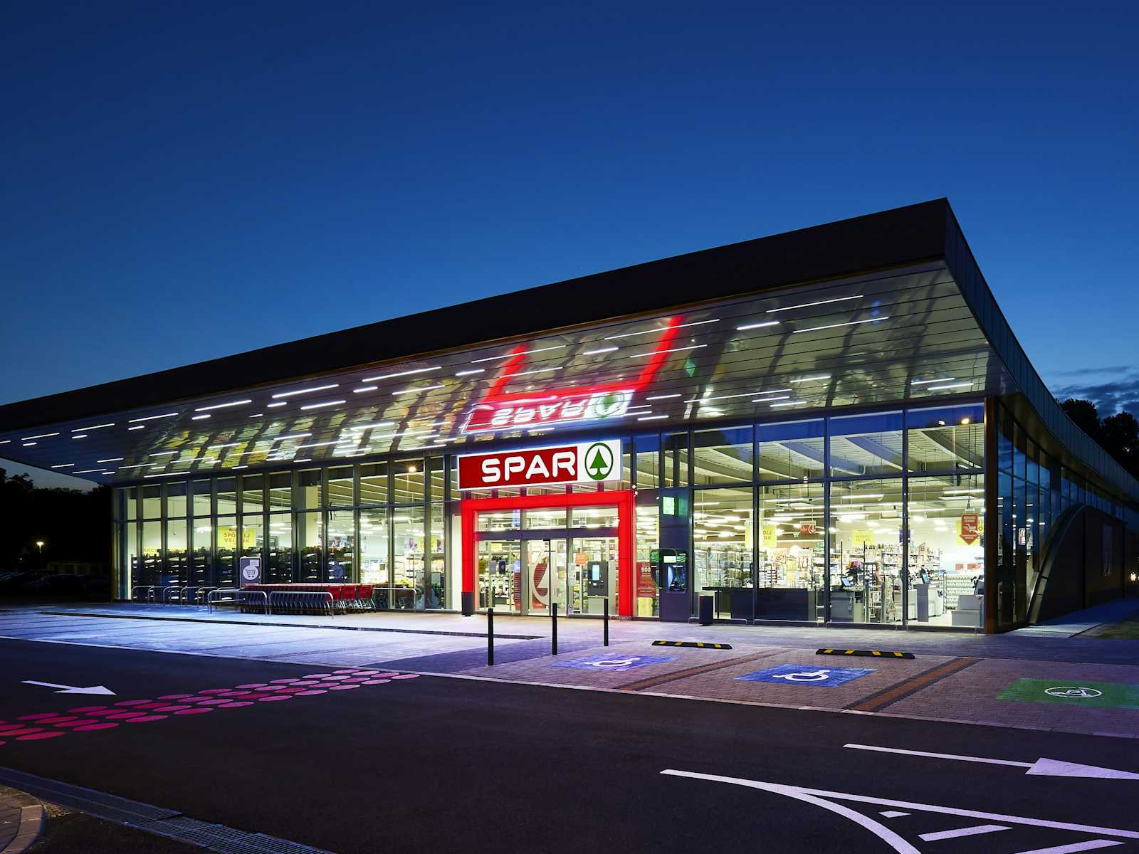 Verslun spar að næturlagi.