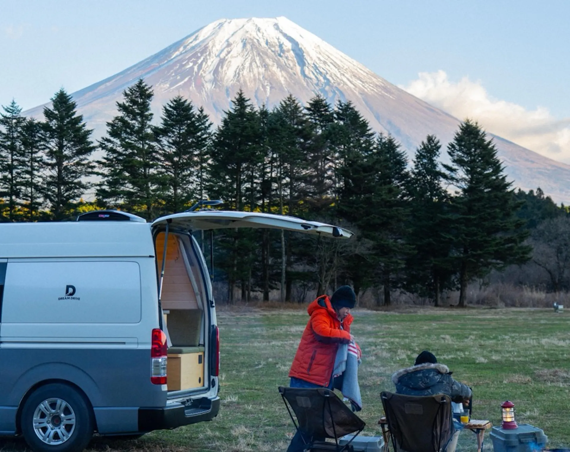 富士山の麓に停めたDream Driveのキャンピングカー
