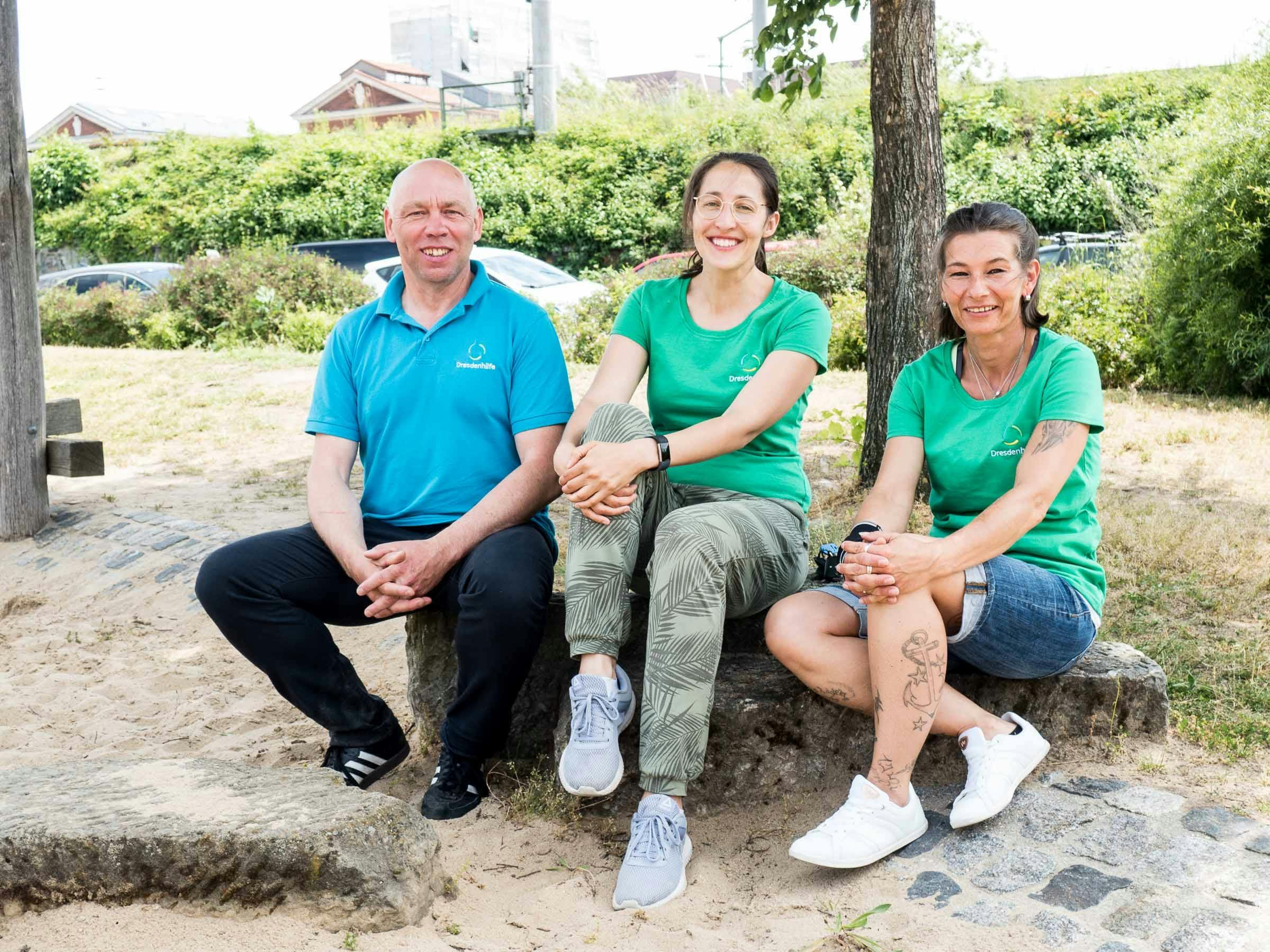 Gruppenbild der drei ältesten Mitarbeiter beim Pflegedienst Dresdenhilfe