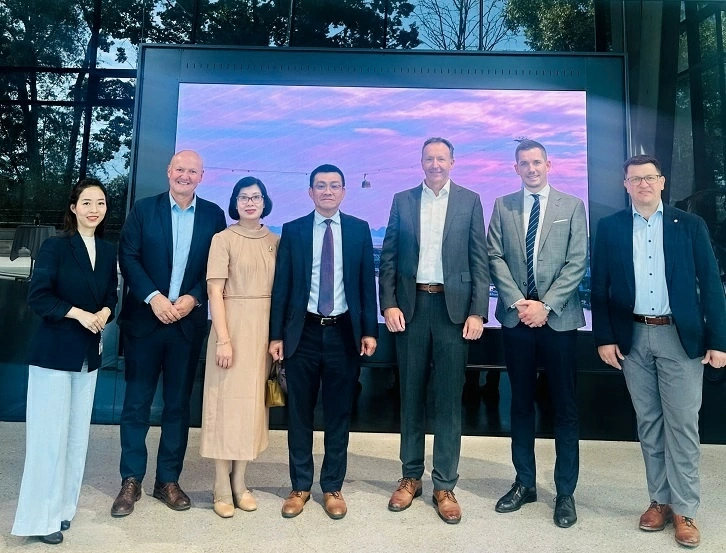 Vietnamese Ambassador to Austria Vu Le Thai Hoang meets executives of Doppelmayr