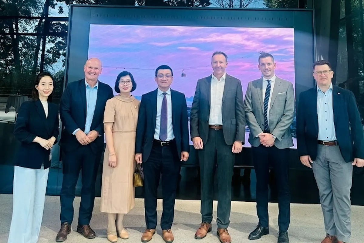 Vietnamese Ambassador to Austria Vu Le Thai Hoang meets executives of Doppelmayr