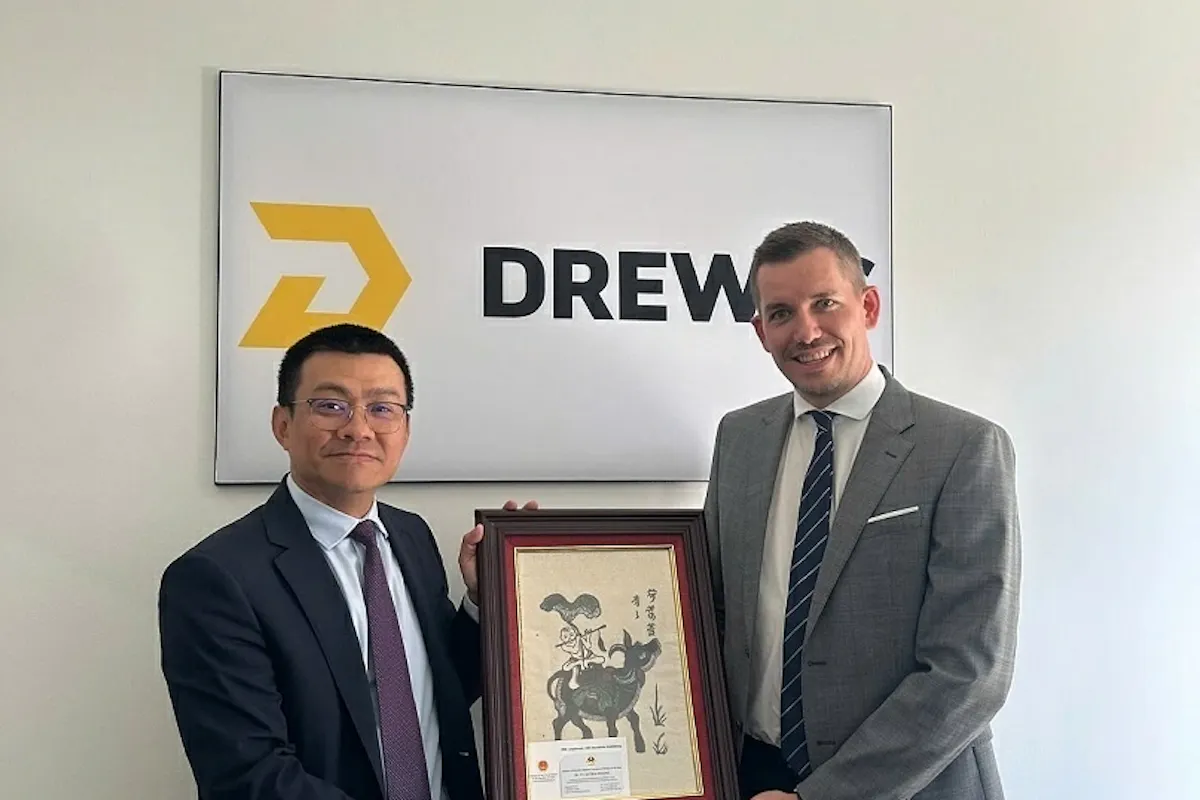 Vietnamese Ambassador to Austria Vu Le Thai Hoang meets Fabio Buzzi of DREWES Logistics