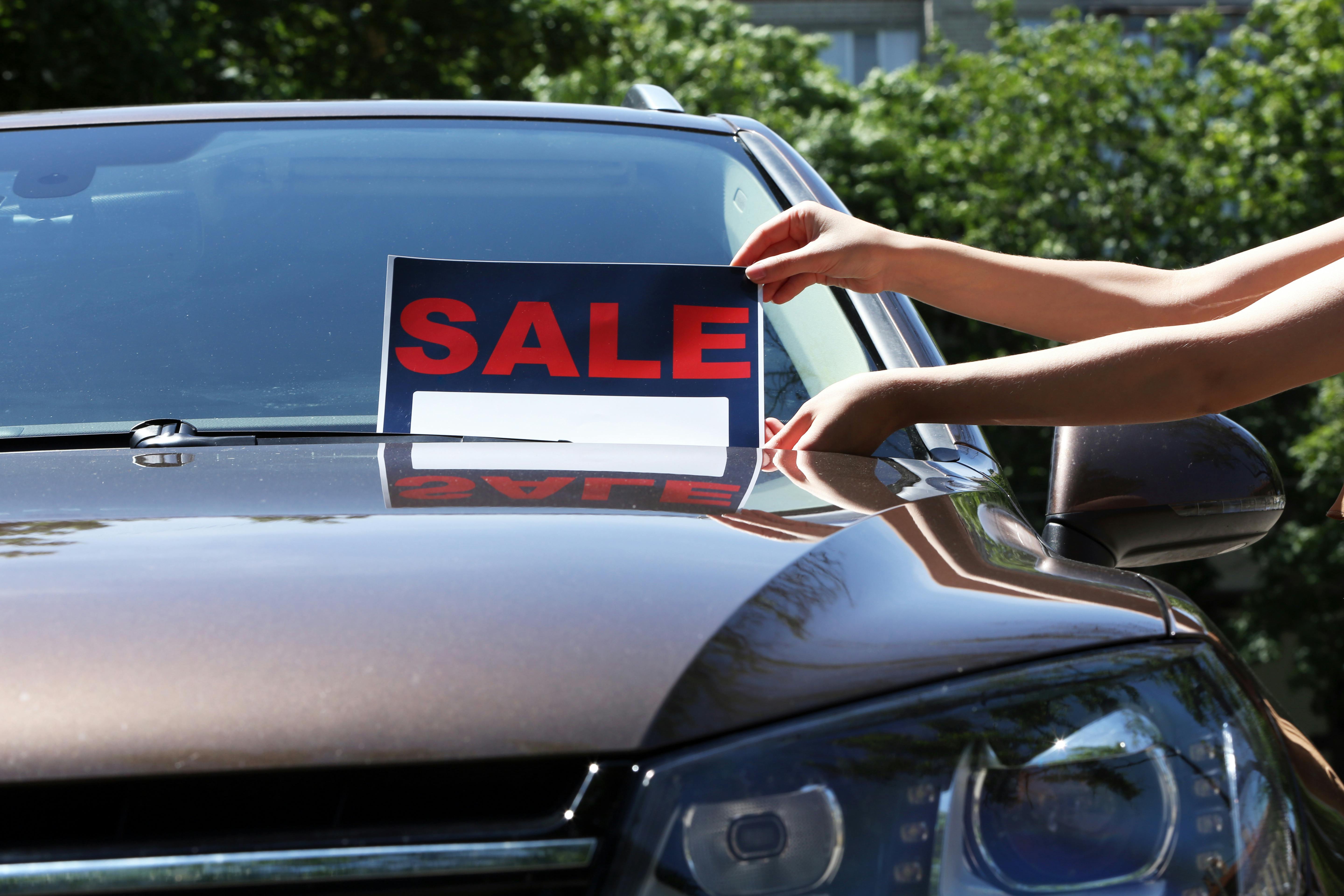Где быстрей продать машину. Таблички продается автомобиль. Знаки авто продажи. Символы продажа автомобиля. Sold на машинах.