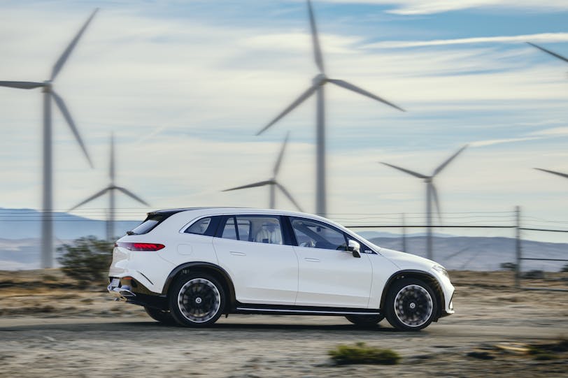 Mercedes-Benz EQS SUV dynamic