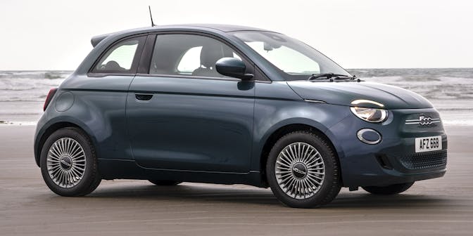 Fiat 500 e beach