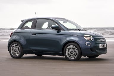 Fiat 500 e beach
