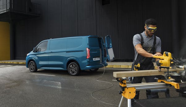 ford e-transit custom using v2g technolgy to power tools