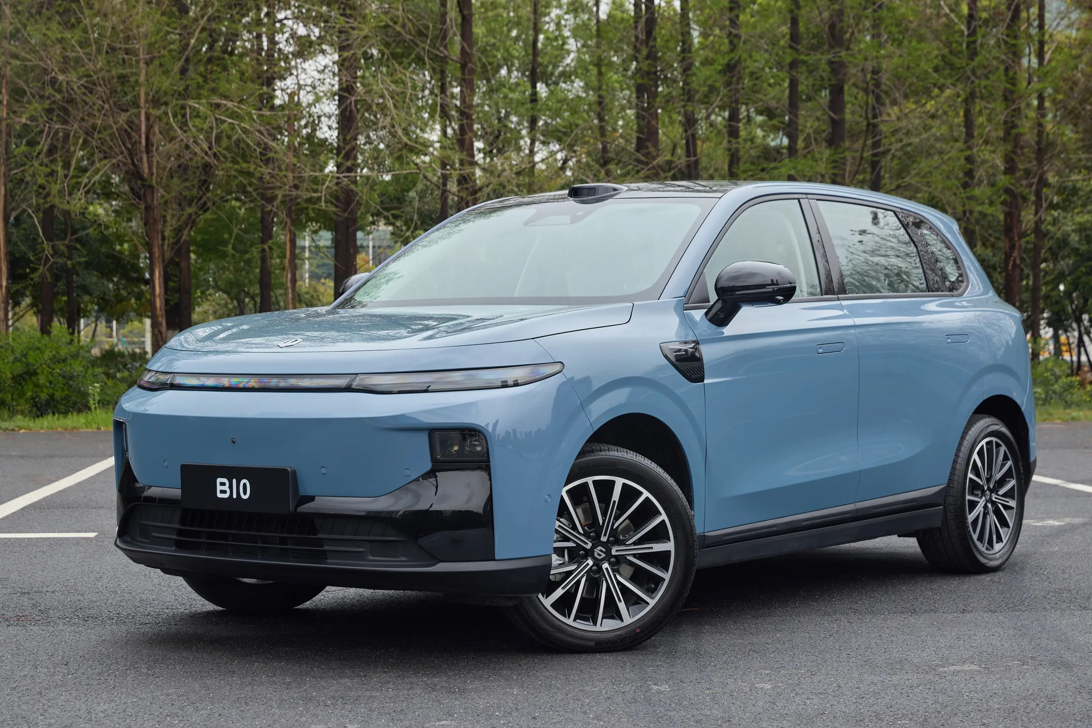 Leapmotor b10 electric car in blue