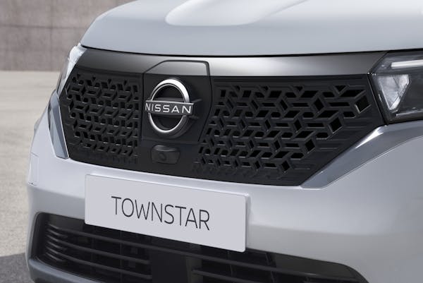 Nissan Townstart electric van front badge