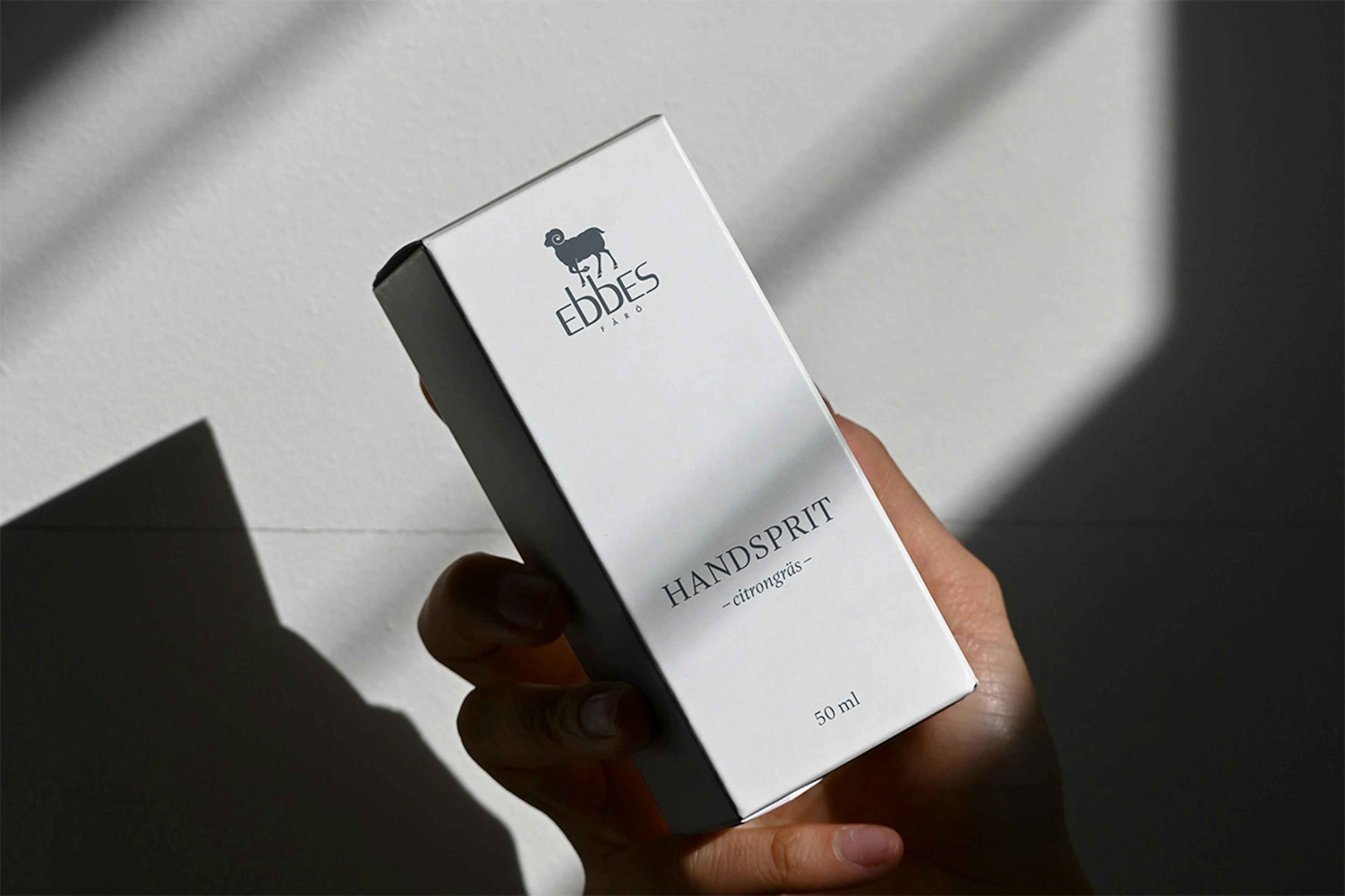 A white box with Ebbes's logotype placed on the front