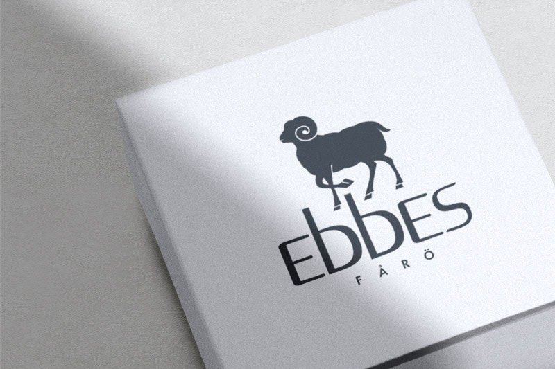 A white box with the logotype for Ebbes displayed on top