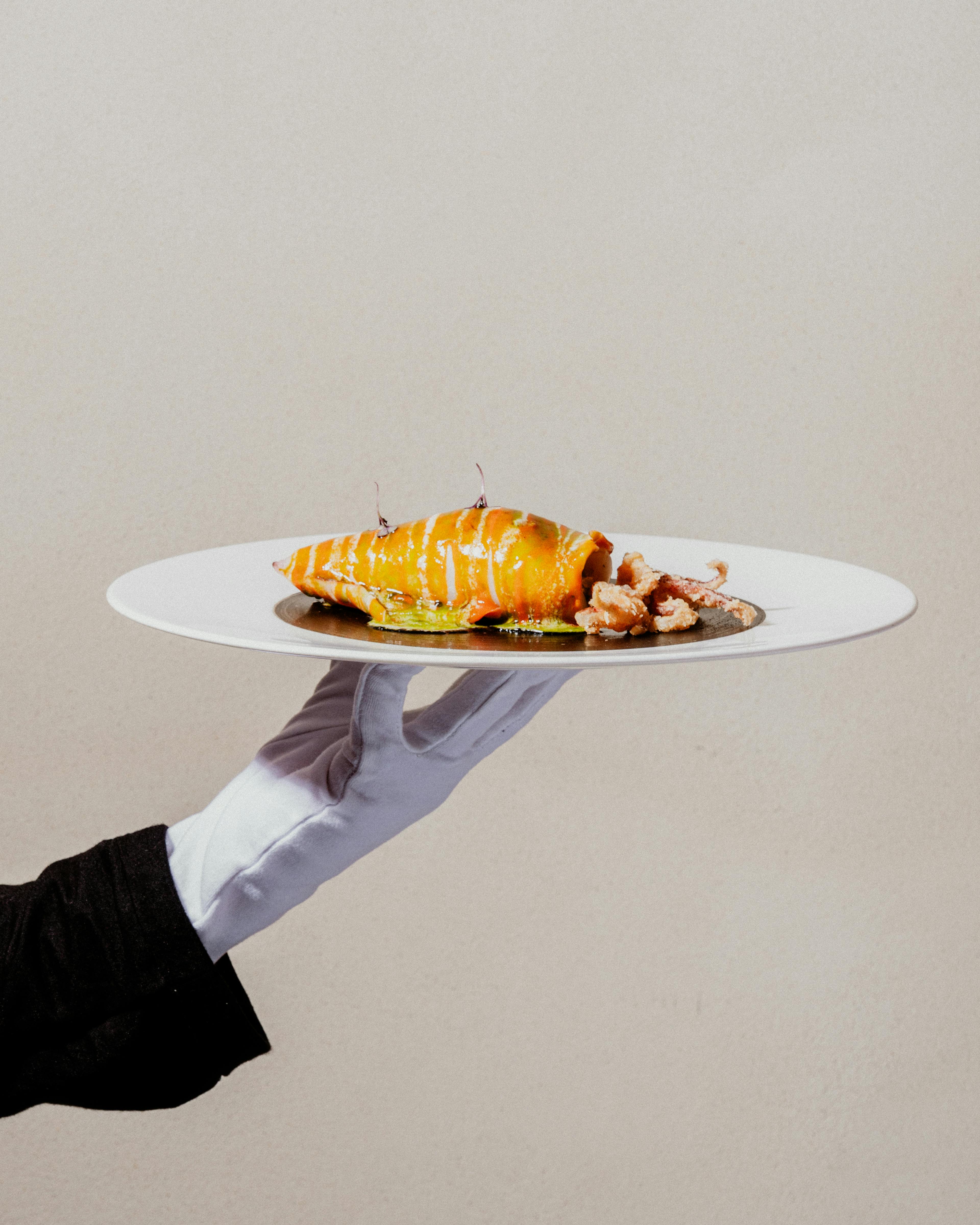 Calamaro ripieno di melanzane fritte e ricoperto di salse al basilico, pomodoro e mozzarella di bufala