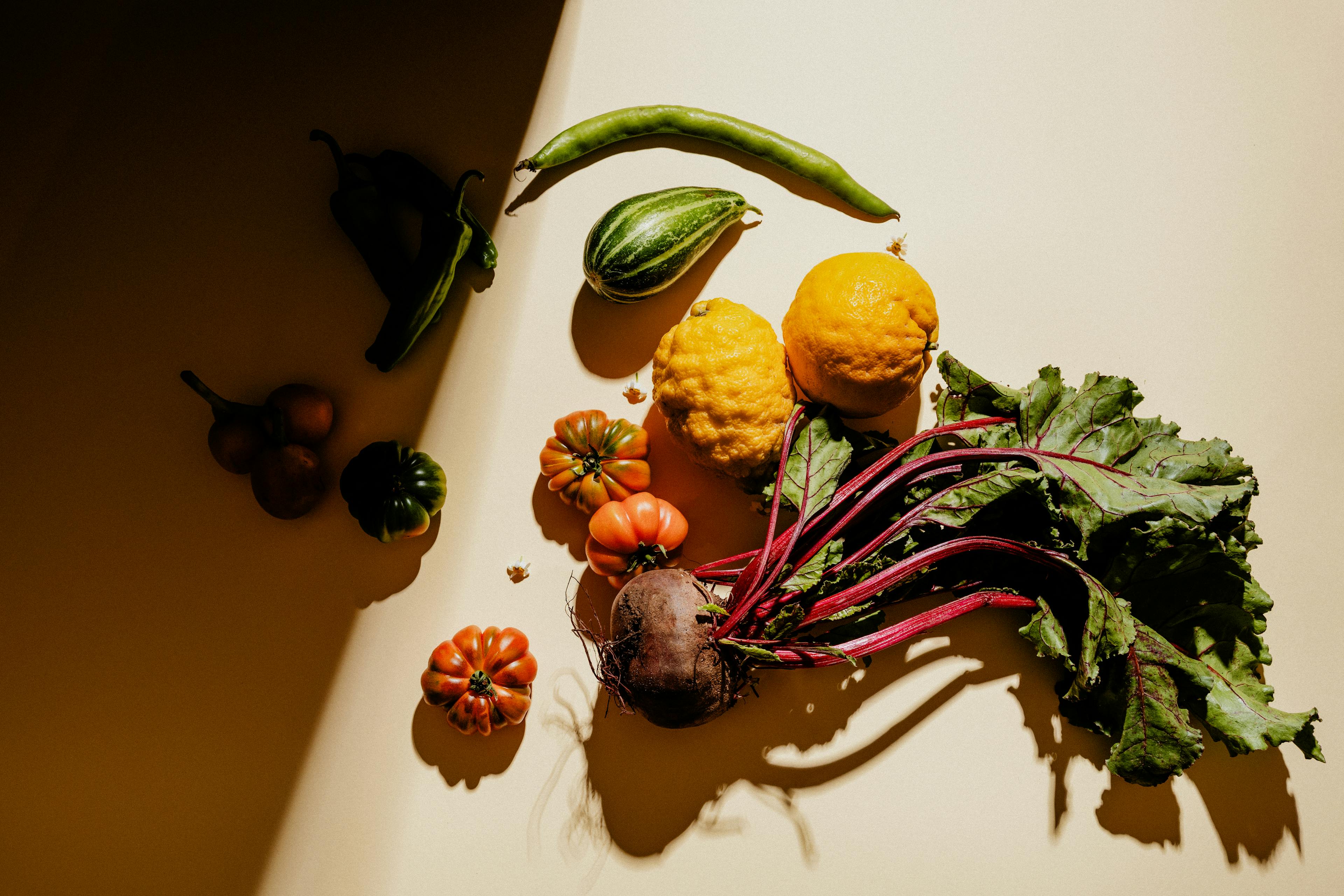 Ingredienti freschi e di qualità: limoni, pomodori, fave, barbabietola, peperoni, cipolle, peperoni