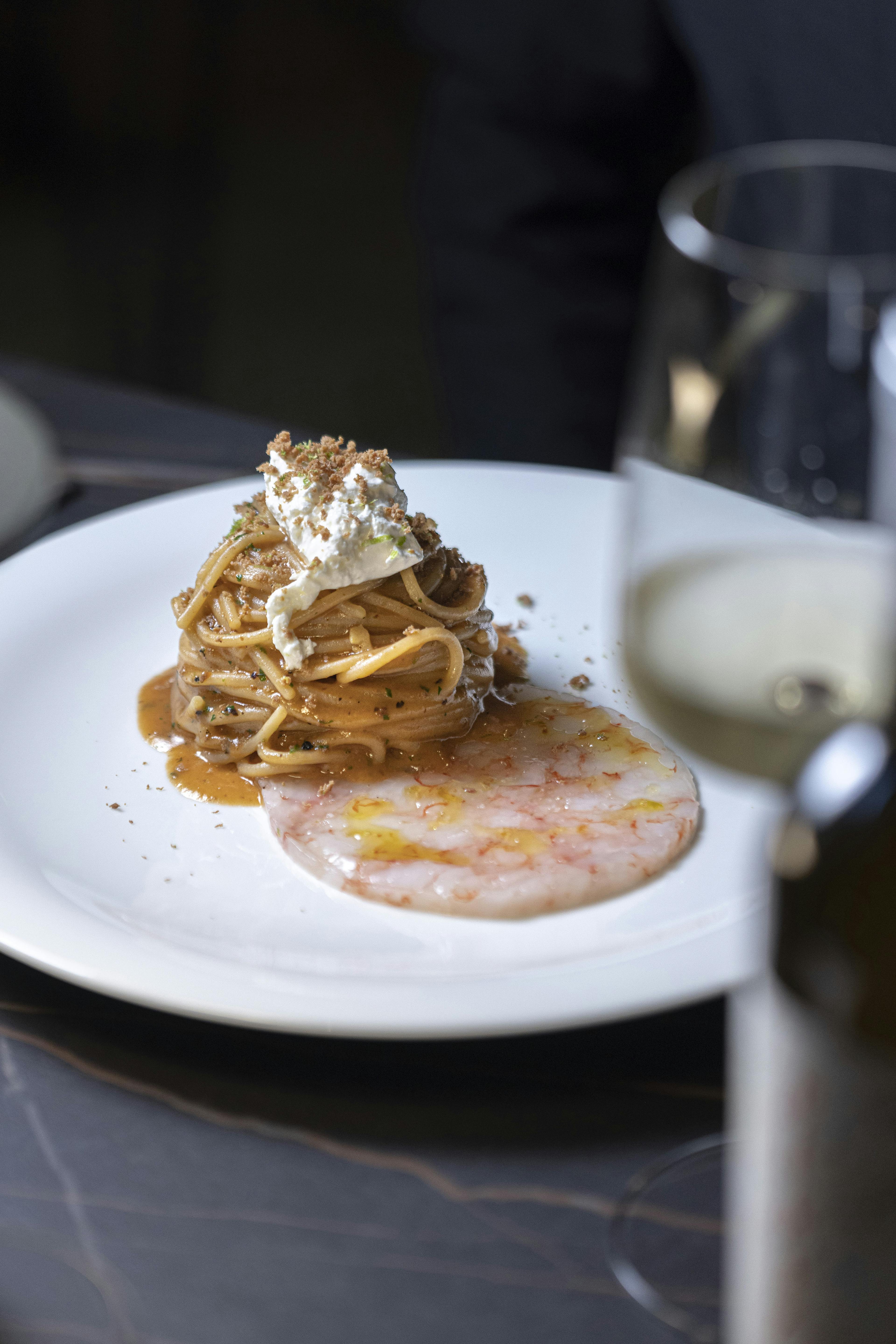 Spaghetti affumicati Verrigni con bisque di gamberi e tartare di gambero viola, burrata, bottarga di tonno rosso e scorza di lime