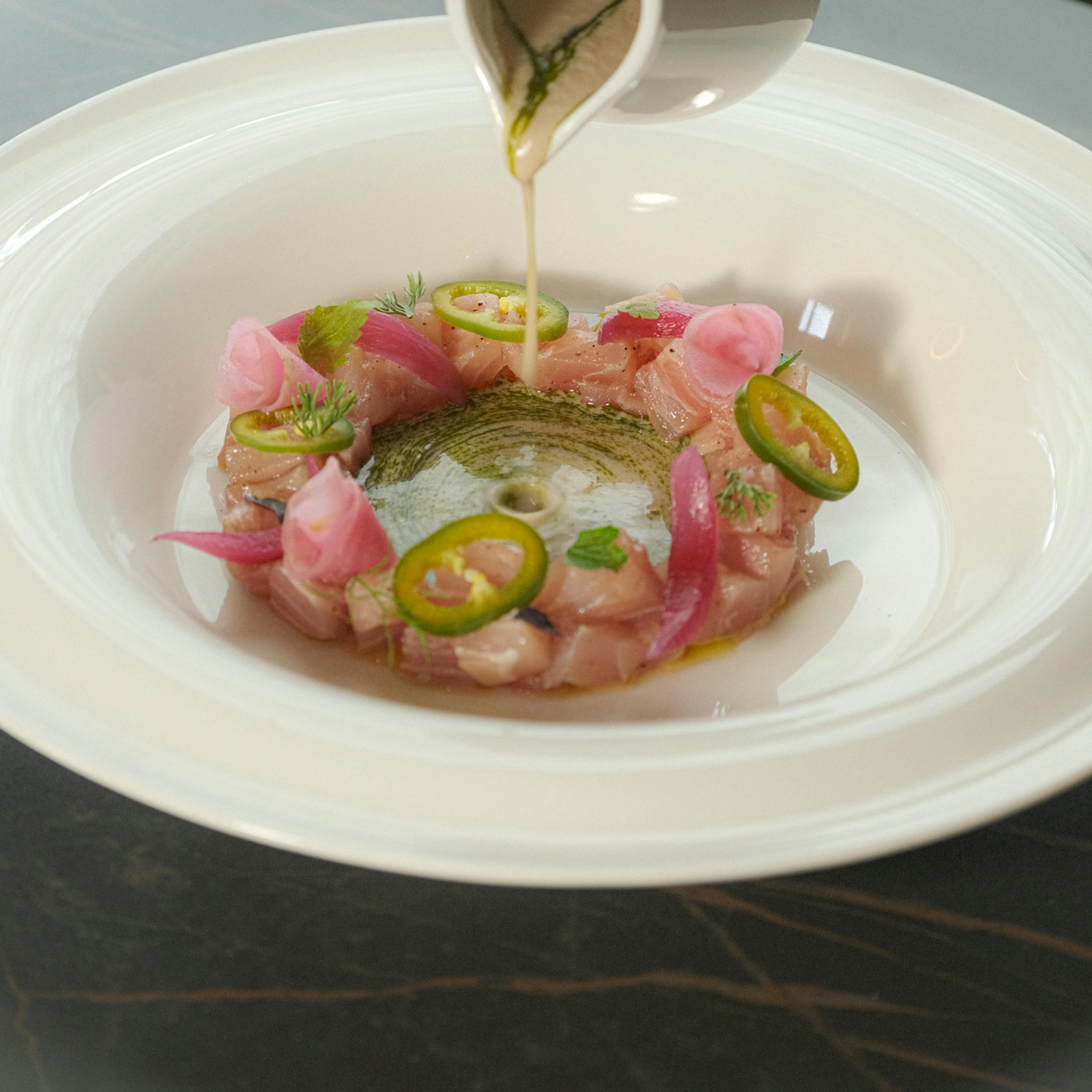 Ricciola marinata al leche de tigre, melagrana, cipolla rossa in agrodolce, rapa rossa, lime e peperoncino 