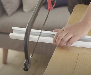 6. Cut the headrail and tilting bar using a hacksaw, file to remove the burrs. 