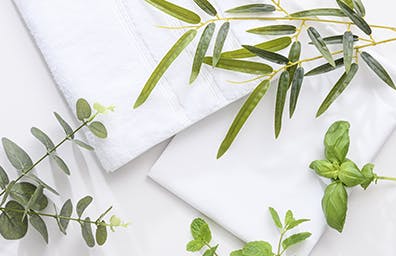 Bright and breezy like a clear blue sky, refresh your senses with the crisp notes of this invigorating scent.