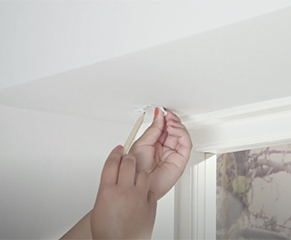 1. When fitting the brackets, they need to be installed at least 5cm from the window to leave room for the window handles.