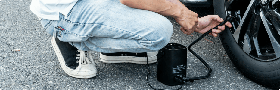 Inflating a car tyre using an electric pump