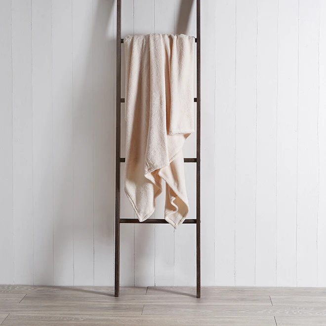 Recycled polyester soft fleece throw £7