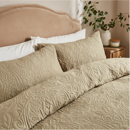 Textured bedding