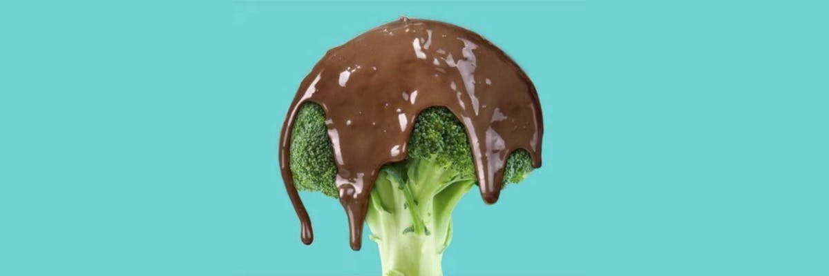 Plaatje van een broccoli met chocoladesaus eroverheen gegoten.
