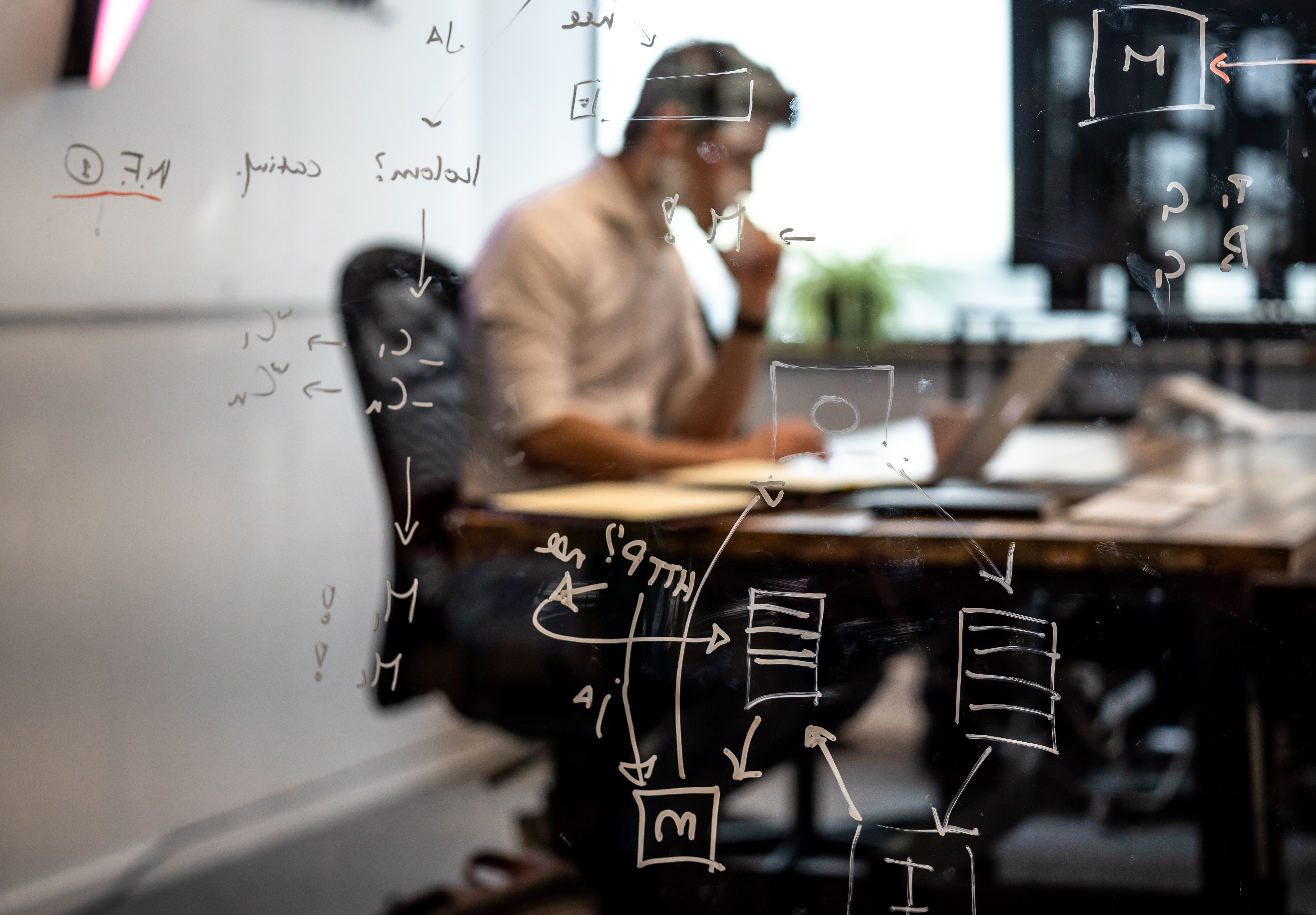 Glenn Bergmans geblurred met algoritmes op de voorgrond