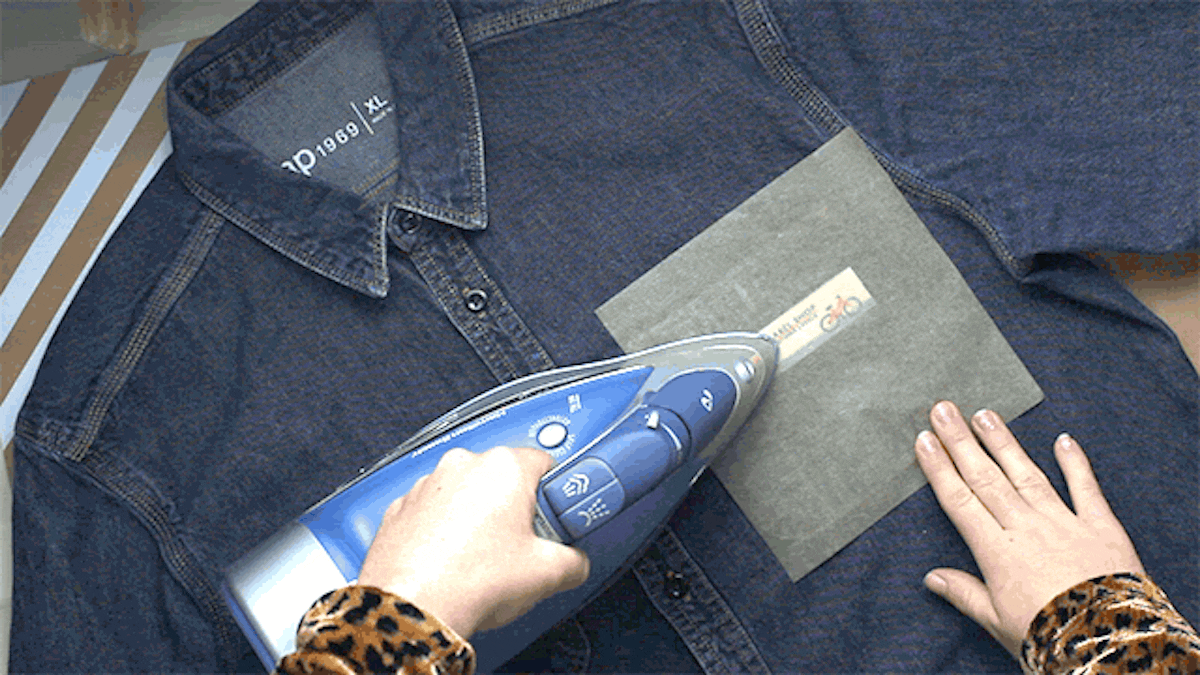 Langsames Bewegen eines Bügeleisens über das Backpapier. Langsames Bewegen eines Bügeleisens über das Backpapier.