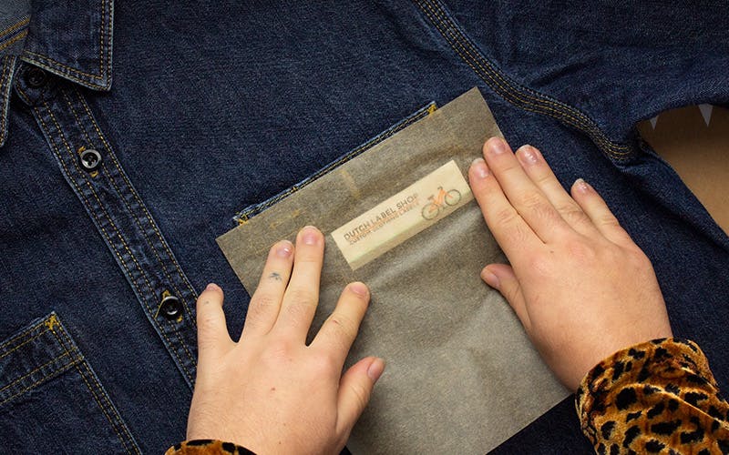  Mit Backpapier abgedecktes Etikett auf einer Jeansjacke