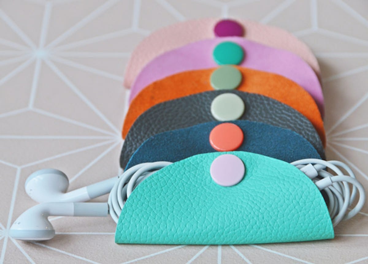 Pochette faite à la main pour écouteurs et câbles par Luzia Pimpinella Pochette faite à la main pour écouteurs et câbles par Luzia Pimpinella