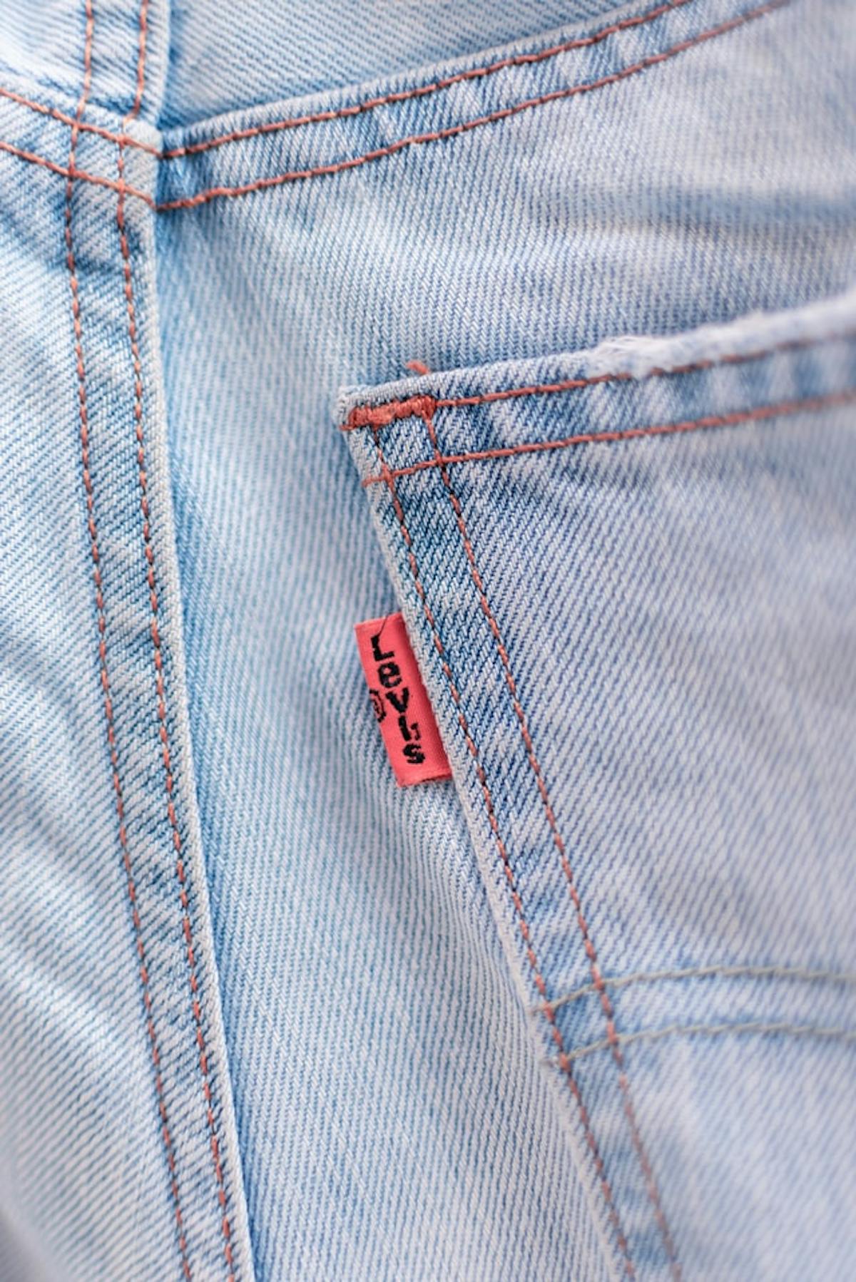  Gros plan d&#039;une étiquette Levi&#039;s sur une poche arrière