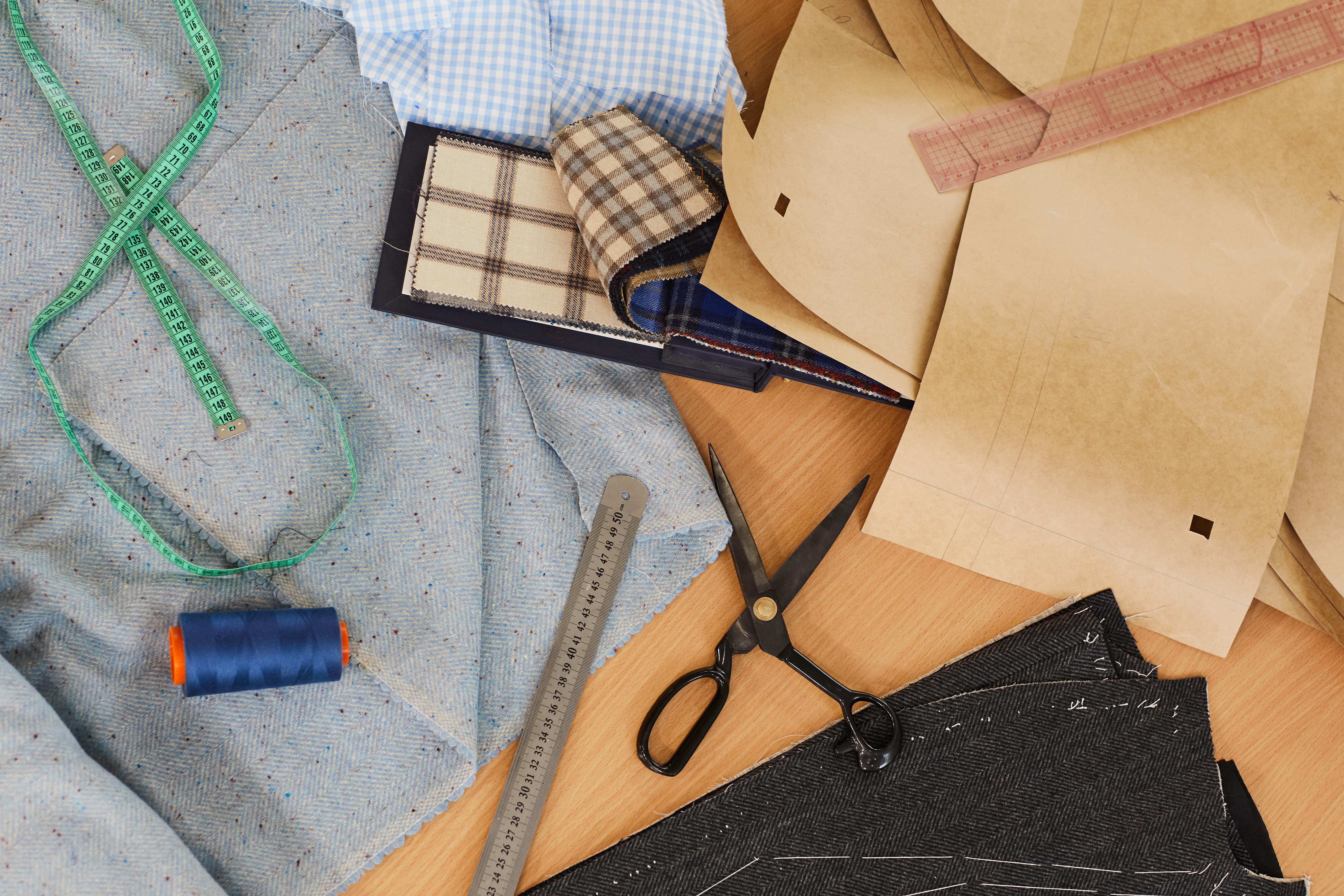 Monki Wortelbroek wit-blauw gestreept patroon casual uitstraling Mode Broeken Wortelbroeken 