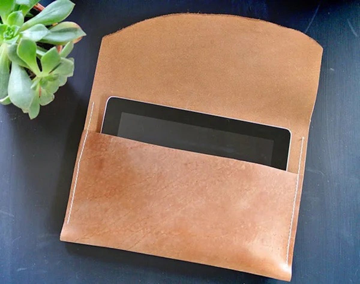 Étui de tablette en cuir naturel du blog Brit And Co Étui de tablette en cuir naturel du blog Brit And Co