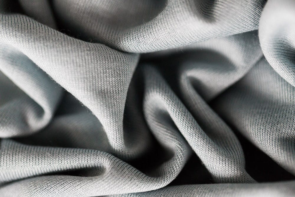  Gros plan sur du tissu côtelé tricoté gris