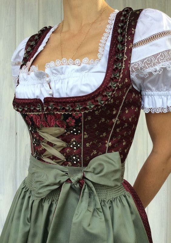  Nahaufnahme eines Dirndl mit details von Mieder und Schürze