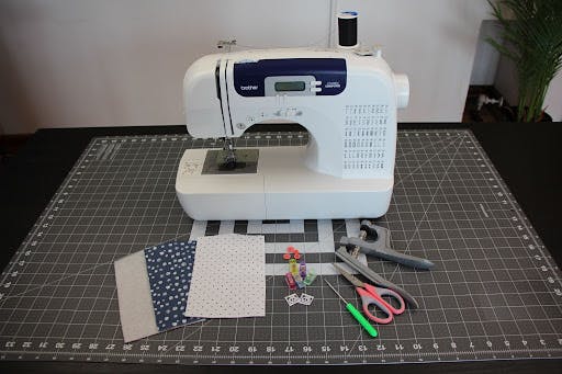  máquina de coser y accesorios de costura