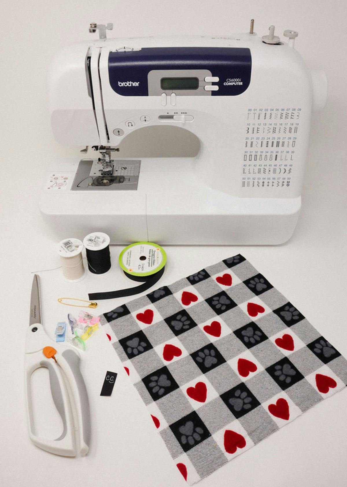 máquina de coser y accesorios para coser un pañuelo para perro