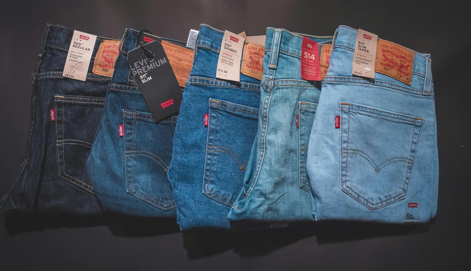  Jeans Levi&#039;s piegati con le etichette in evidenza