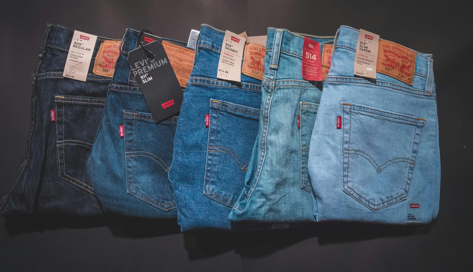  Opgevouwen spijkerbroeken van Levi&#039;s met labels